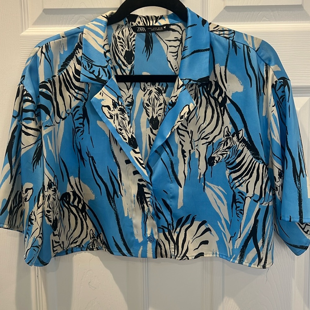 Zara Cropped Blue and Black Printed Button Down